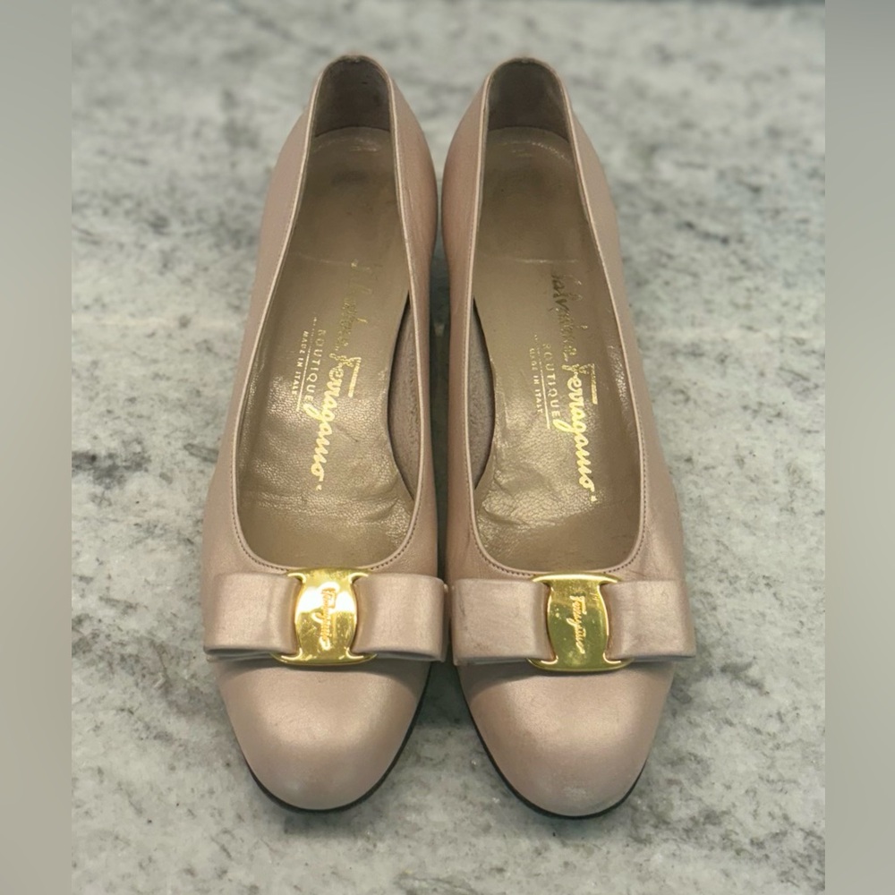 Salvatore Ferragamo Vara Bow Heels in soft pink oyster, size 6B